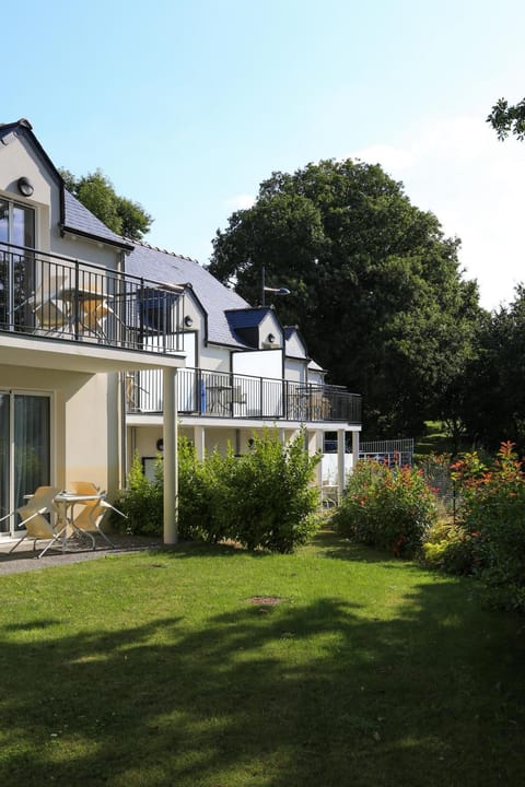 Facade/entrance, Balcony/Terrace, Garden view