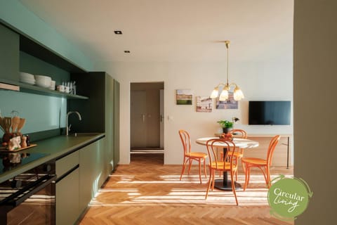 TV and multimedia, Kitchen or kitchenette, Photo of the whole room, Seating area, Dining area