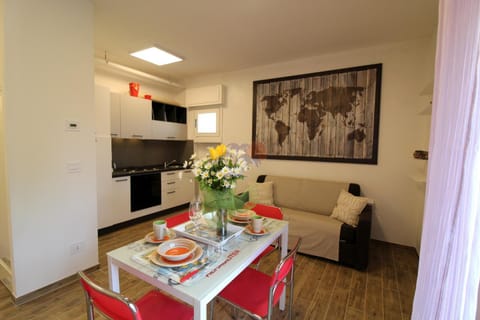 Kitchen or kitchenette, Living room, Seating area, Dining area