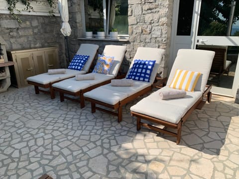 Patio, Day, Seating area, sunbed