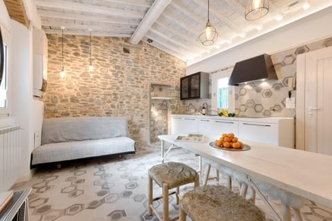 Kitchen or kitchenette, Living room, Seating area, Dining area