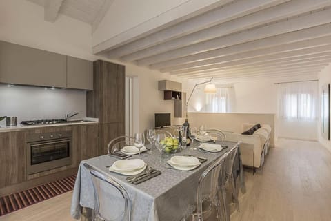Coffee/tea facilities, Kitchen or kitchenette, Living room, Dining area