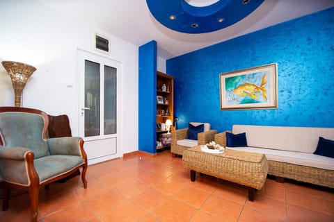 Communal lounge/ TV room, Lobby or reception