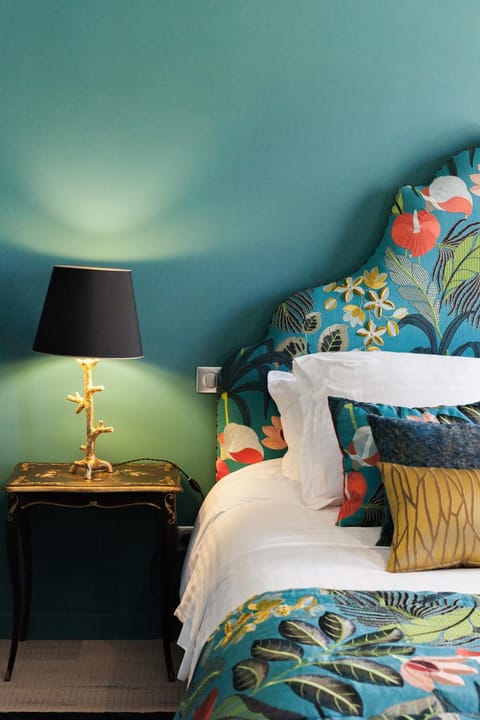 Staff, Bed, Day, People, Winter, Decorative detail, Bedroom, Family