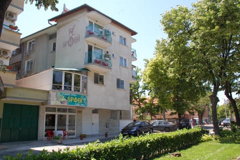 Facade/entrance