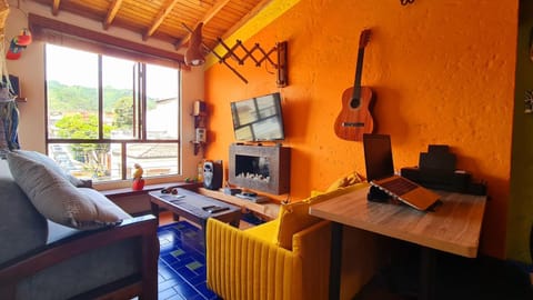 Communal lounge/ TV room, TV and multimedia, Living room, Seating area, Evening entertainment, Mountain view, fireplace