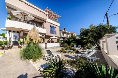 Property building, Patio, Day, Garden view, sunbed