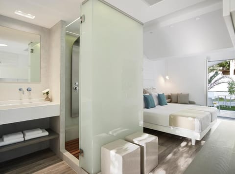 Shower, Toilet, Bathroom, TV and multimedia, Balcony/Terrace, Photo of the whole room, Bedroom