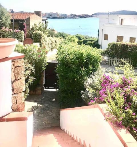 A 30 m dal mare House in Golfo Aranci