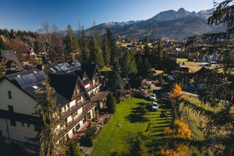 Property building, Neighbourhood, Bird's eye view, Garden view, Mountain view