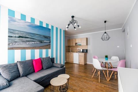 Coffee/tea facilities, Kitchen or kitchenette, Living room, Seating area