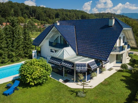Property building, Patio, Patio, Garden, Garden, Balcony/Terrace, Seating area, On site, Garden view, Landmark view, Pool view, Swimming pool, Swimming pool