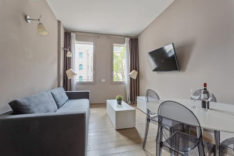 TV and multimedia, Living room, Seating area, Dining area