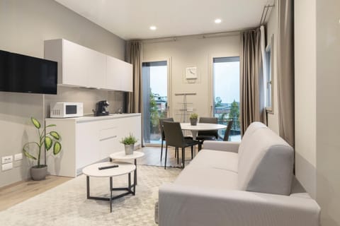 TV and multimedia, Kitchen or kitchenette, Living room, Seating area, Dining area