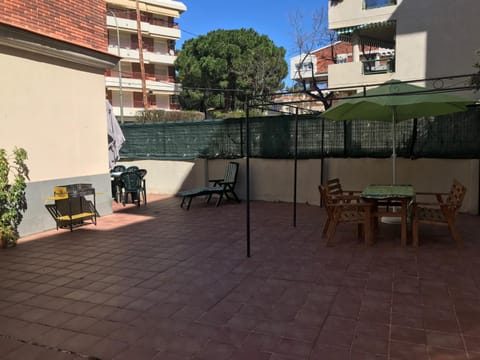 Property building, BBQ facilities, Balcony/Terrace