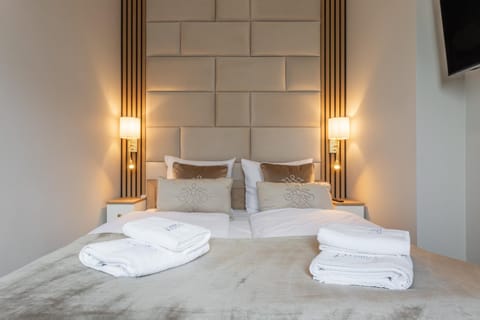 Bed, Bedroom, towels