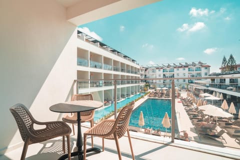 Photo of the whole room, Pool view