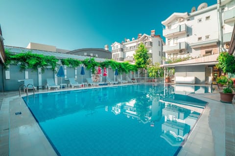 Property building, Day, Pool view, Swimming pool, sunbed