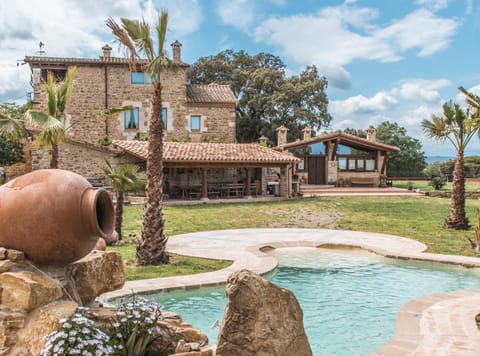 Property building, Patio, Spring, Day, Natural landscape, Garden, Garden view, Pool view, Swimming pool, sunbed