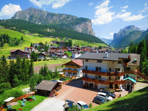 Property building, Day, Bird's eye view, Summer, Garden view, Mountain view