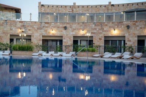 Swimming pool, sunbed