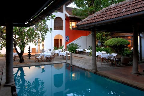 Property building, Patio, Restaurant/places to eat, Day, Pool view, Swimming pool, sunbed