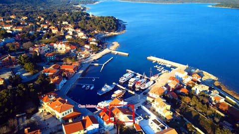 Restaurant/places to eat, Neighbourhood, Bird's eye view, Beach, Supermarket/grocery shop, Shopping Area