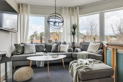 Communal lounge/ TV room, TV and multimedia, Living room, Seating area, Evening entertainment