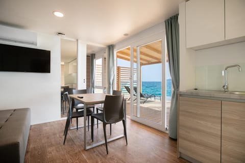 TV and multimedia, Kitchen or kitchenette, Seating area, Dining area, Sea view