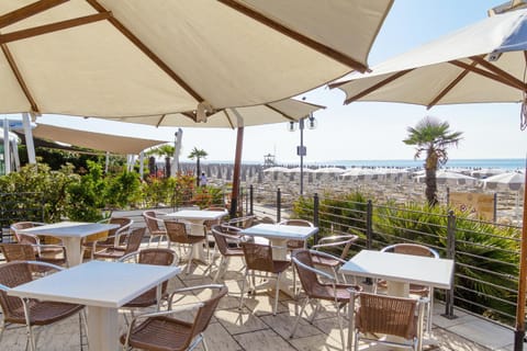 Restaurant/places to eat, Balcony/Terrace, Lounge or bar, Beach, Sea view