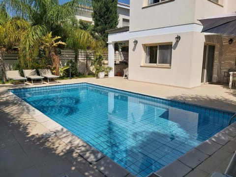 Property building, Day, Pool view, Swimming pool, sunbed