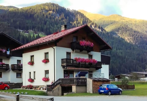 Property building, Facade/entrance, Summer, Garden, Balcony/Terrace, On site, Mountain view, Street view, Area and facilities
