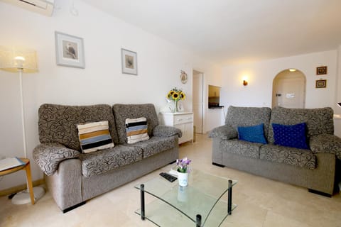 Living room, Seating area, air conditioner