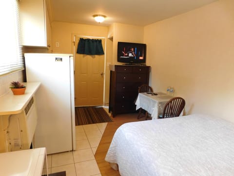Bed, TV and multimedia, Kitchen or kitchenette, Photo of the whole room, Bedroom, hair dresser, wardrobe