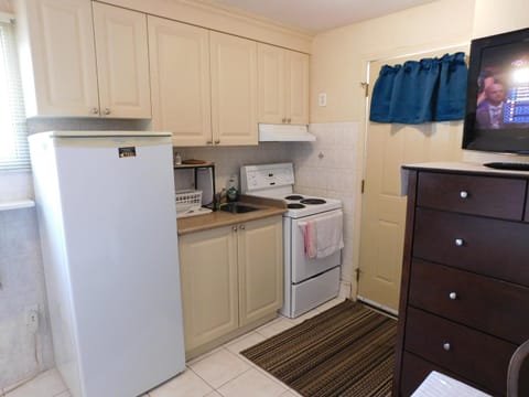 TV and multimedia, Kitchen or kitchenette, oven, stove, toaster