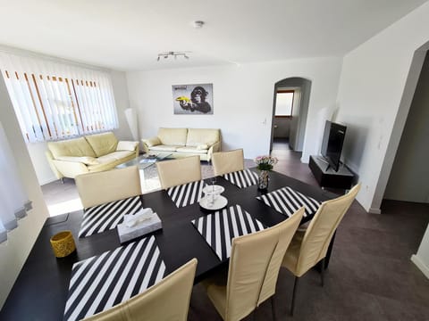 TV and multimedia, Living room, Seating area, Dining area