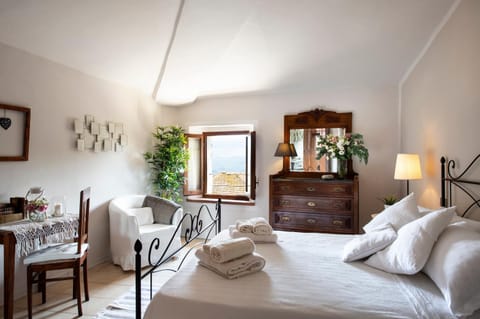 Photo of the whole room, Decorative detail, Bedroom