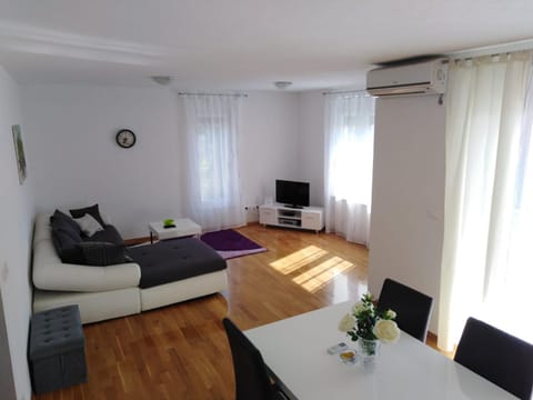 TV and multimedia, Living room, Photo of the whole room, Seating area, air conditioner