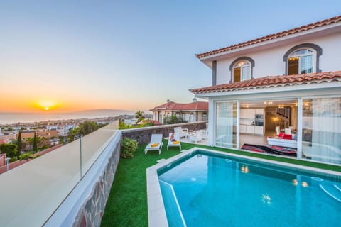 Day, Natural landscape, Swimming pool, Sunset, sunbed