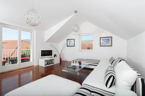 TV and multimedia, Balcony/Terrace, Living room, Seating area