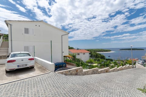 Property building, Facade/entrance, Day, Neighbourhood, Sea view, Location, Parking