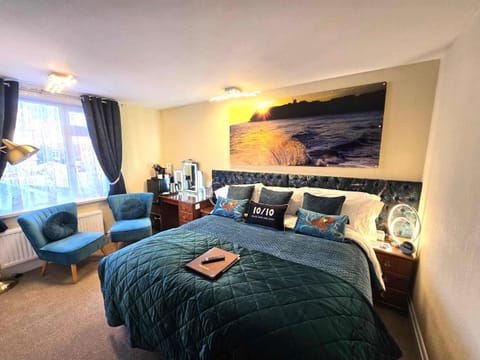 Bed, Seating area, Bedroom