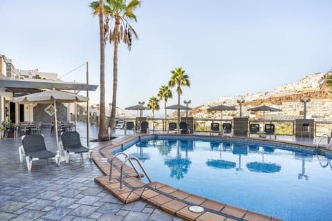 Property building, Day, Pool view, Swimming pool, sunbed