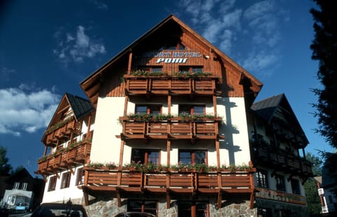Facade/entrance, Skiing