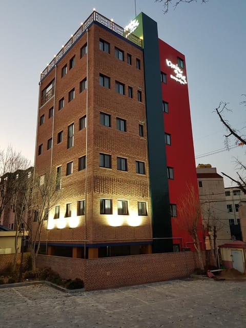 Facade/entrance