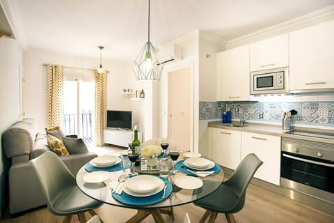 TV and multimedia, Kitchen or kitchenette, Living room, Seating area, Dining area