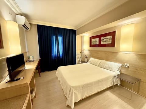 Bed, Photo of the whole room, Bedroom, air conditioner