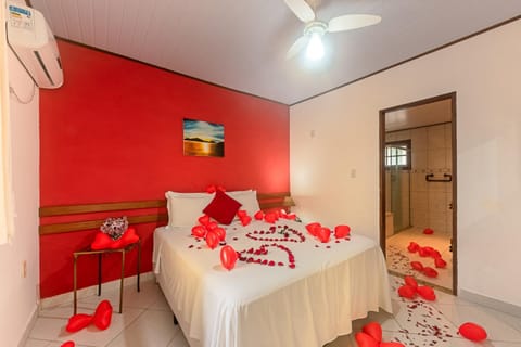 Property building, Bed, Photo of the whole room, Decorative detail, Bedroom, towels