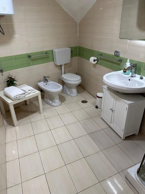 Toilet, Bathroom, bidet, towels