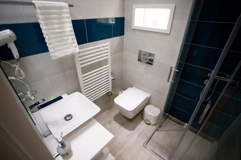 Shower, Toilet, Bathroom, towels